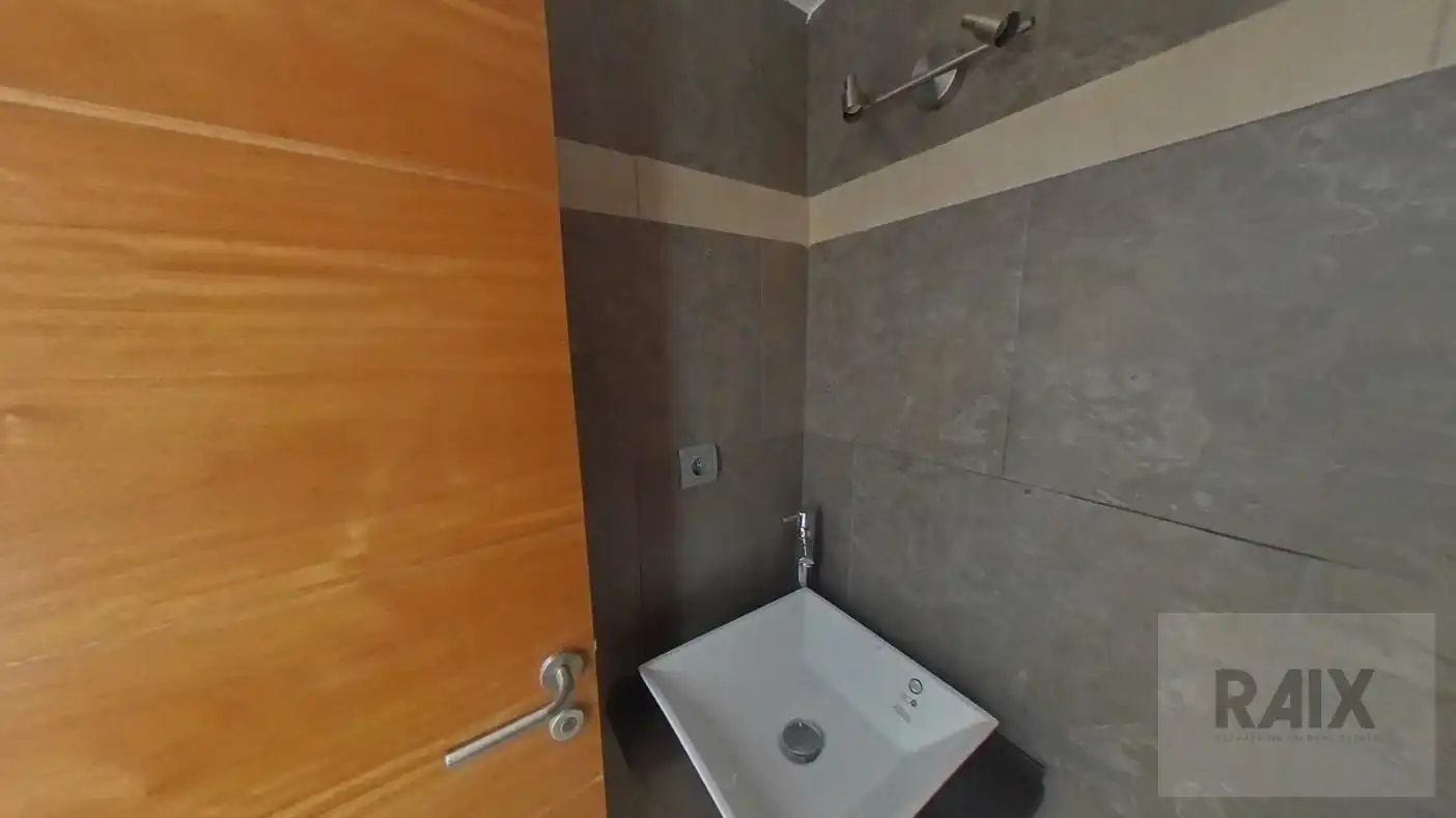 Bany de Dúplex en venda en L'Hospitalet de Llobregat amb Aire condicionat, Calefacció i Terrassa