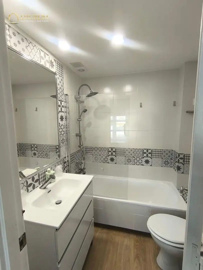 Baño de Piso en venta en Tomares con Aire acondicionado, Calefacción y Terraza