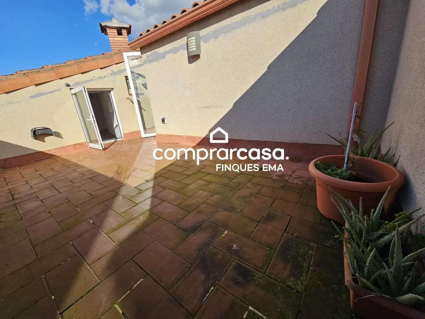 Vista exterior de Àtic en venda en Rubí amb Terrassa, Balcó i Piscina comunitària