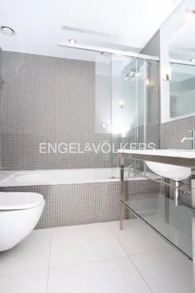 Badezimmer von Wohnung zur Miete in Madrid mit Klimaanlage, Heizung und Terrasse