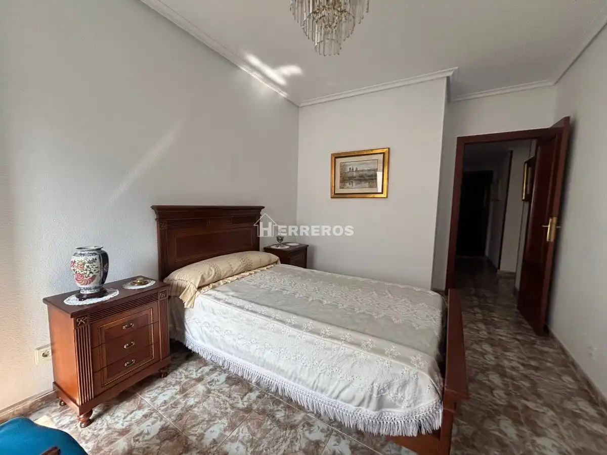 Habitación de Piso en venta en  Logroño con Calefacción, Terraza y Trastero