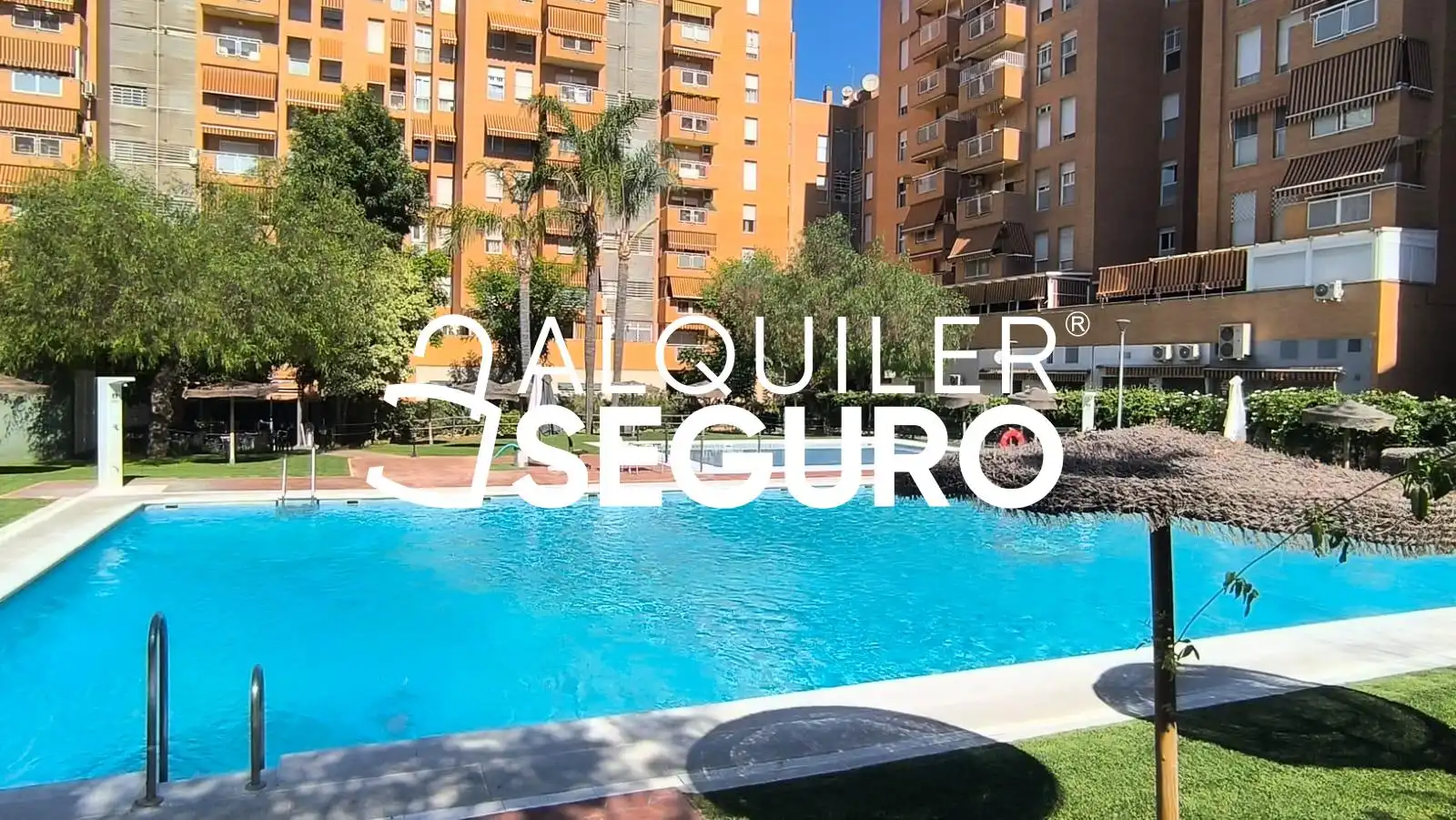 Vista exterior de Pis de lloguer en Sevilla amb Aire condicionat, Terrassa i Piscina