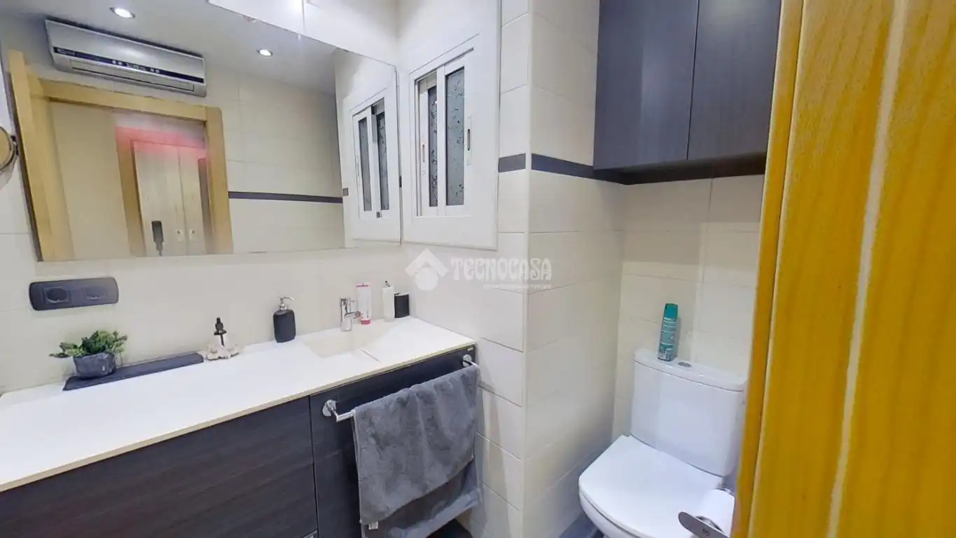 Bathroom of Flat for sale in Barberà del Vallès  with Air Conditioner, Heating and Parquet flooring