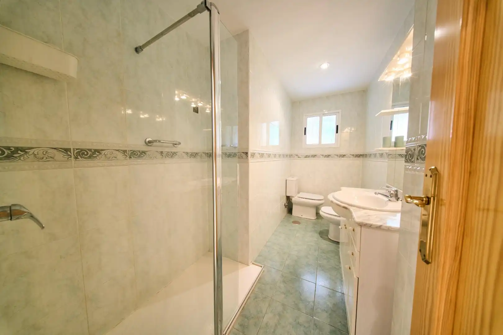 Bathroom of Flat for sale in Granada  with Air Conditioner and Balcony
