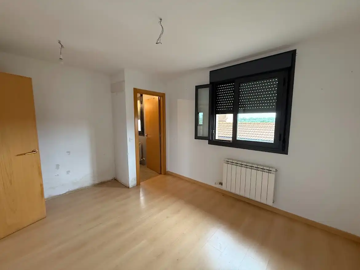 Dormitori de Casa adosada en venda en Garrafe de Torío amb Calefacció, Jardí privat i Parquet