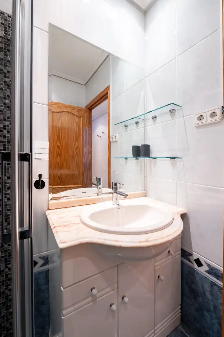 Bathroom of Flat for rent in Madrid  with Air Conditioner, Heating and Parquet flooring