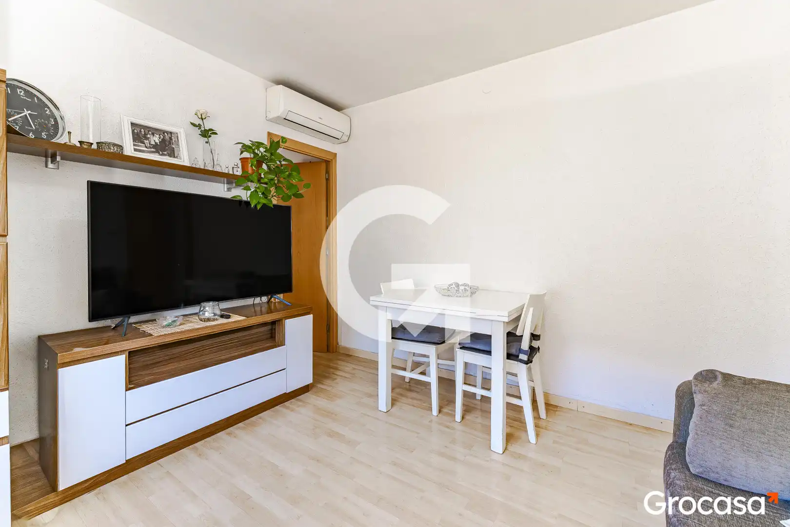Sala d'estar de Pis en venda en L'Hospitalet de Llobregat amb Aire condicionat, Calefacció i Moblat