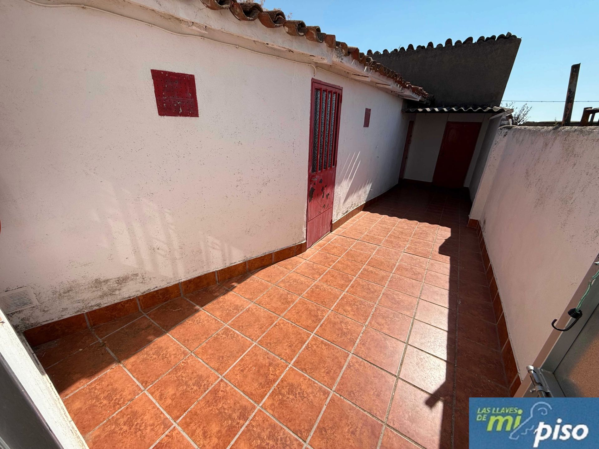 Vista exterior de Casa o xalet en venda en Nava del Rey amb Calefacció, Jardí privat i Terrassa