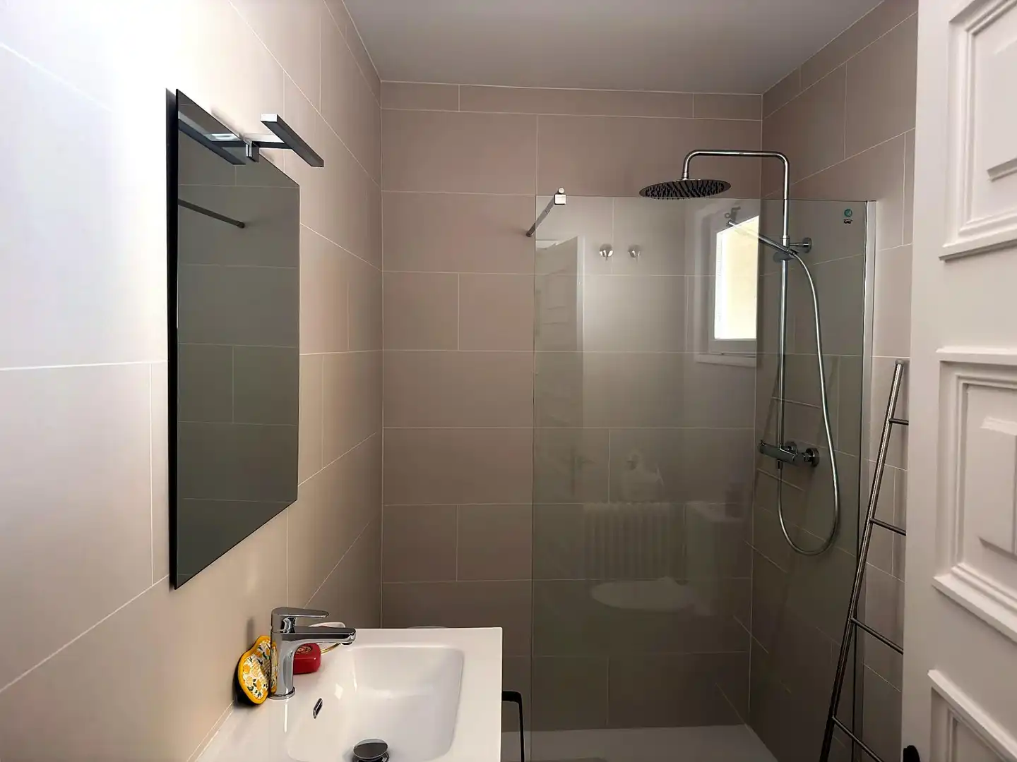Bany de Apartament en venda en Figueres amb Aire condicionat, Terrassa i Moblat
