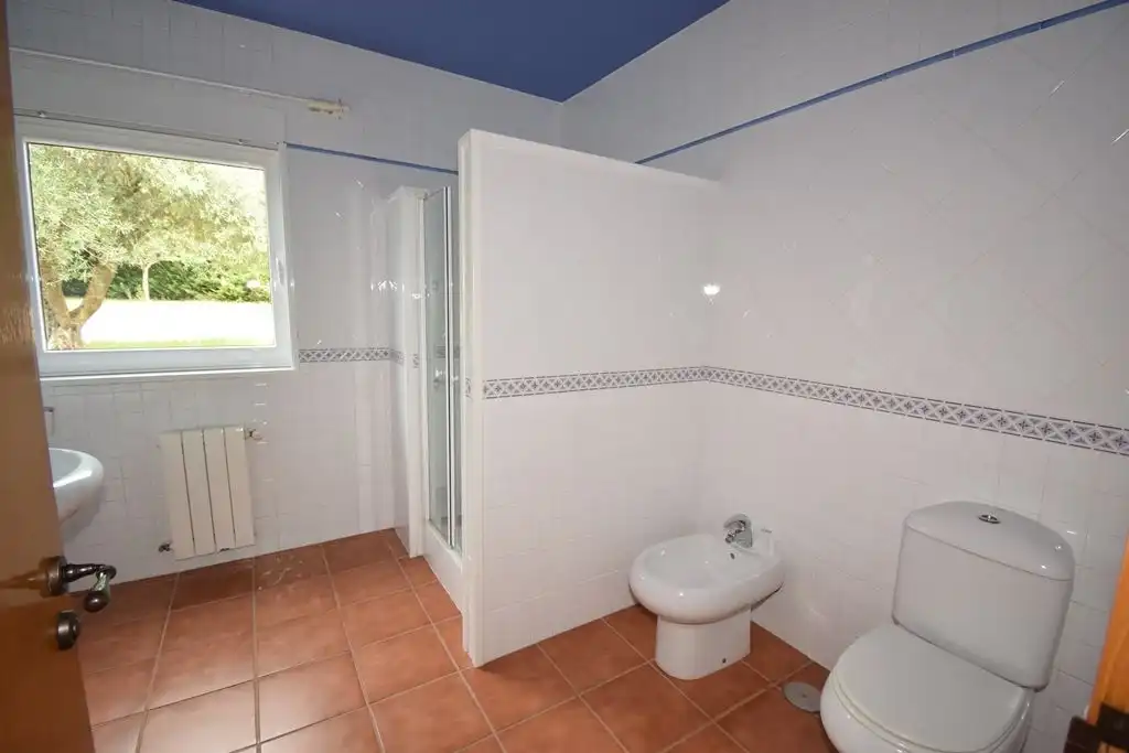Bathroom of Houses for sale in Miño  with Heating, Parquet flooring and Storage room