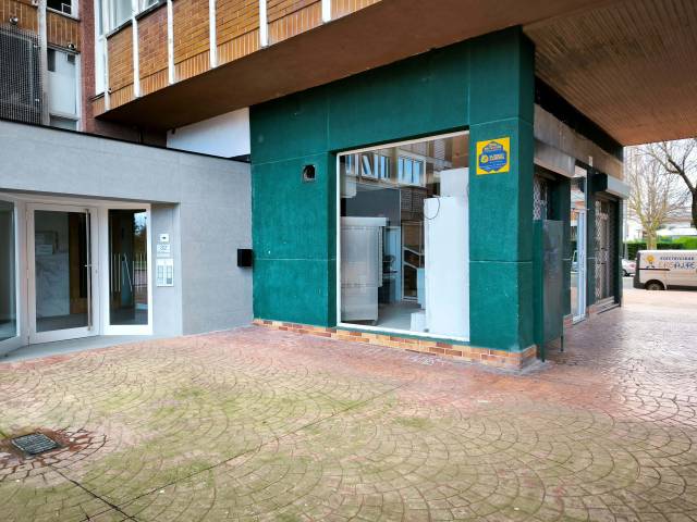Local comercial en Alquiler en Avenida de Los Huetos en Sansomendi