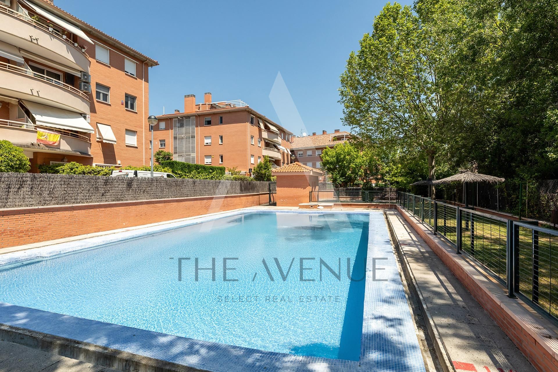 Swimming pool of Attic for sale in Boadilla del Monte  with Air Conditioner, Heating and Parquet flooring
