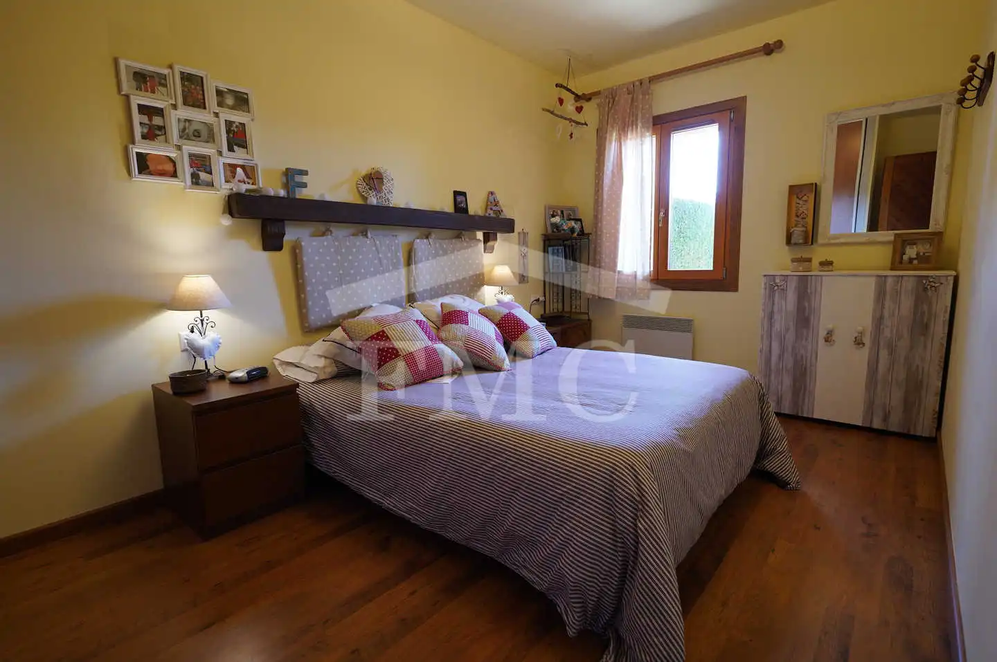 Schlafzimmer von Erdgeschoss zum Verkauf in Font-Romeu-Odeillo-Via mit Heizung, Privatgarten und Parkett