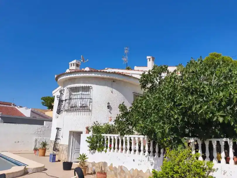 Vista exterior de Casa o xalet en venda en Rojales amb Jardí privat, Piscina i Moblat