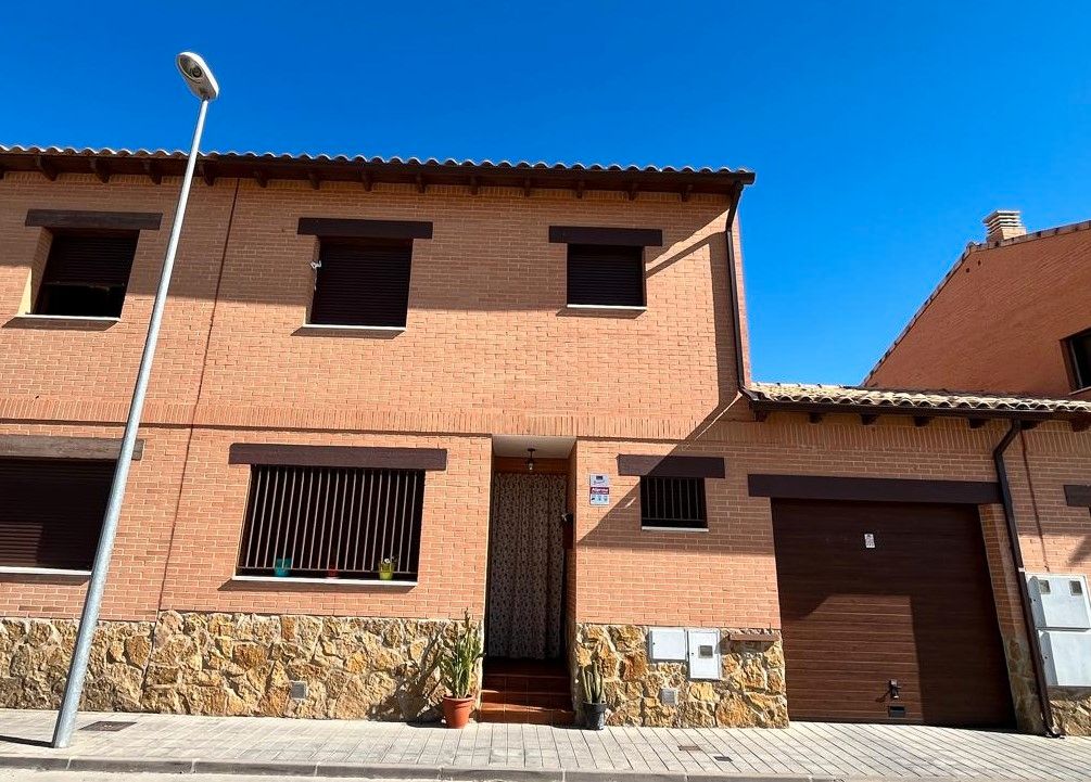 Vista exterior de Casa adosada en venda en Sonseca amb Aire condicionat, Terrassa i Traster