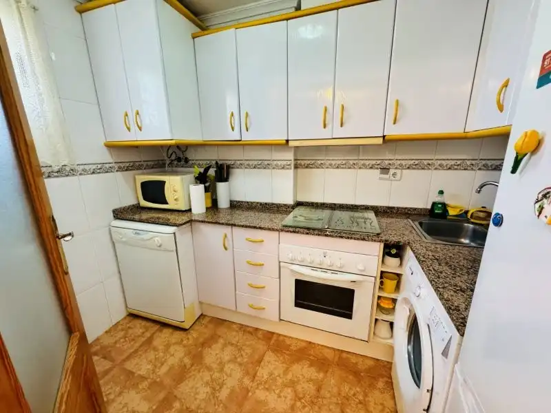 Cuina de Apartament en venda en Torrevieja amb Terrassa, Piscina i Moblat