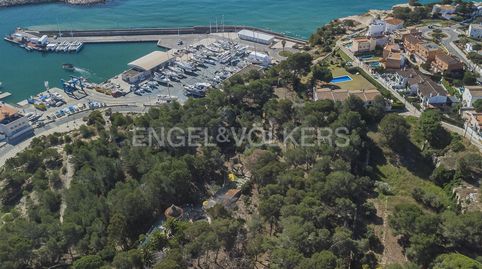 Privilegiado solar en primera línea de mar