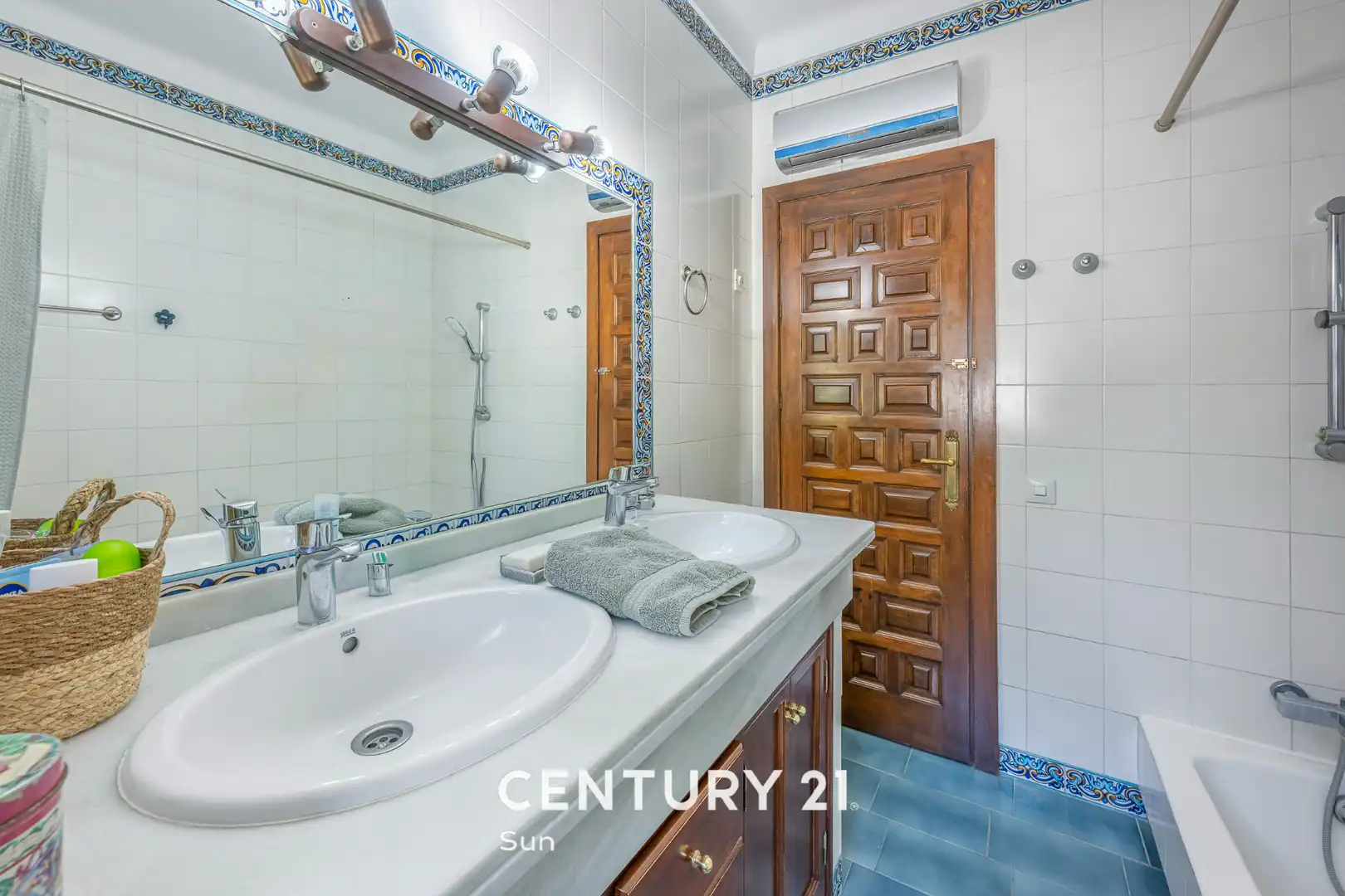 Badezimmer von Country house zum Verkauf in Marbella mit Privatgarten und Balkon