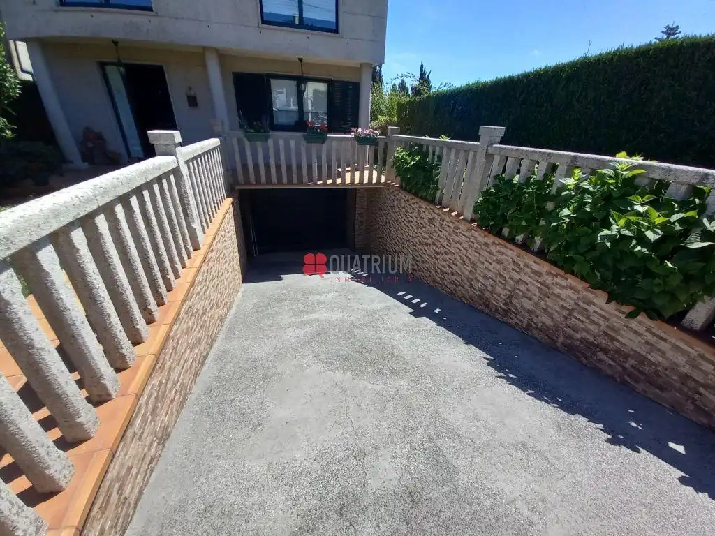 Parking de Casa o chalet de alquiler en Santiago de Compostela  con Calefacción, Jardín privado y Trastero