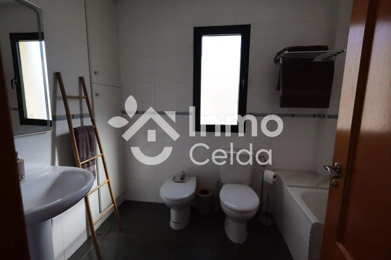 Baño de Casa adosada en venta en Chiva con Aire acondicionado, Calefacción y Terraza