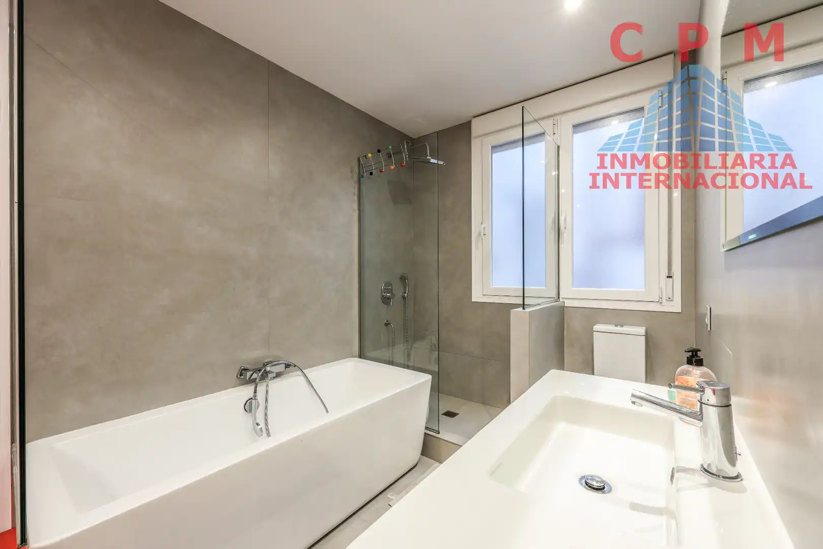 Bathroom of Flat for rent in Madrid  with Air Conditioner, Heating and Parquet flooring