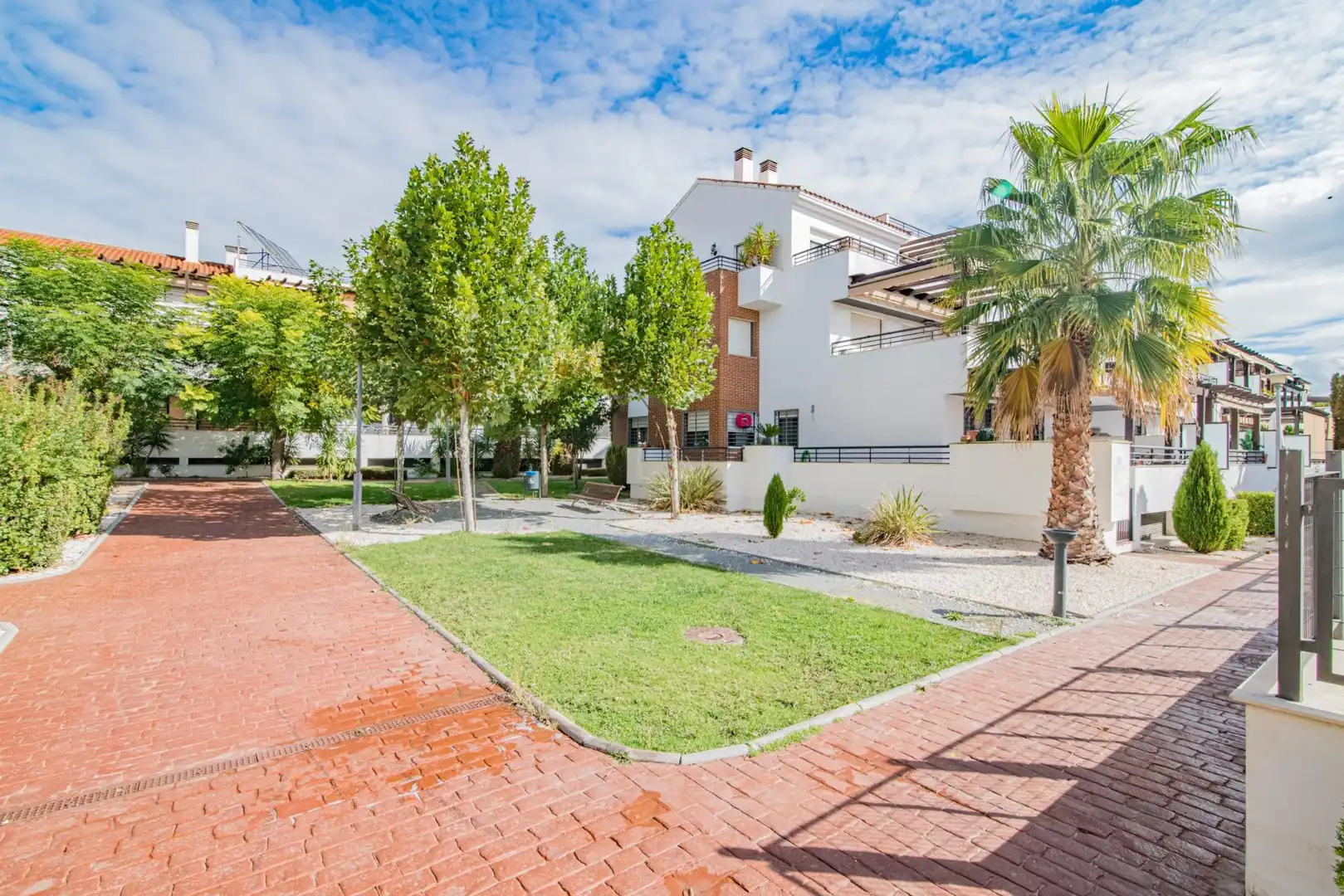 Vista exterior de Pis en venda en Albolote amb Jardí privat, Terrassa i Moblat