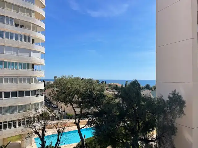 Vista exterior de Piso en venta en Alicante / Alacant con Terraza, Amueblado y Piscina comunitaria