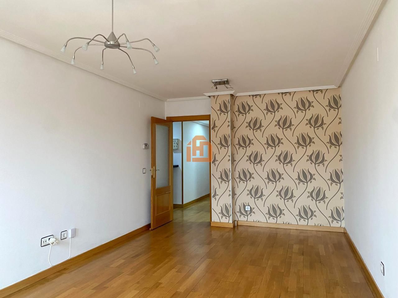 Sala d'estar de Pis en venda en León Capital  amb Calefacció, Parquet i Terrassa