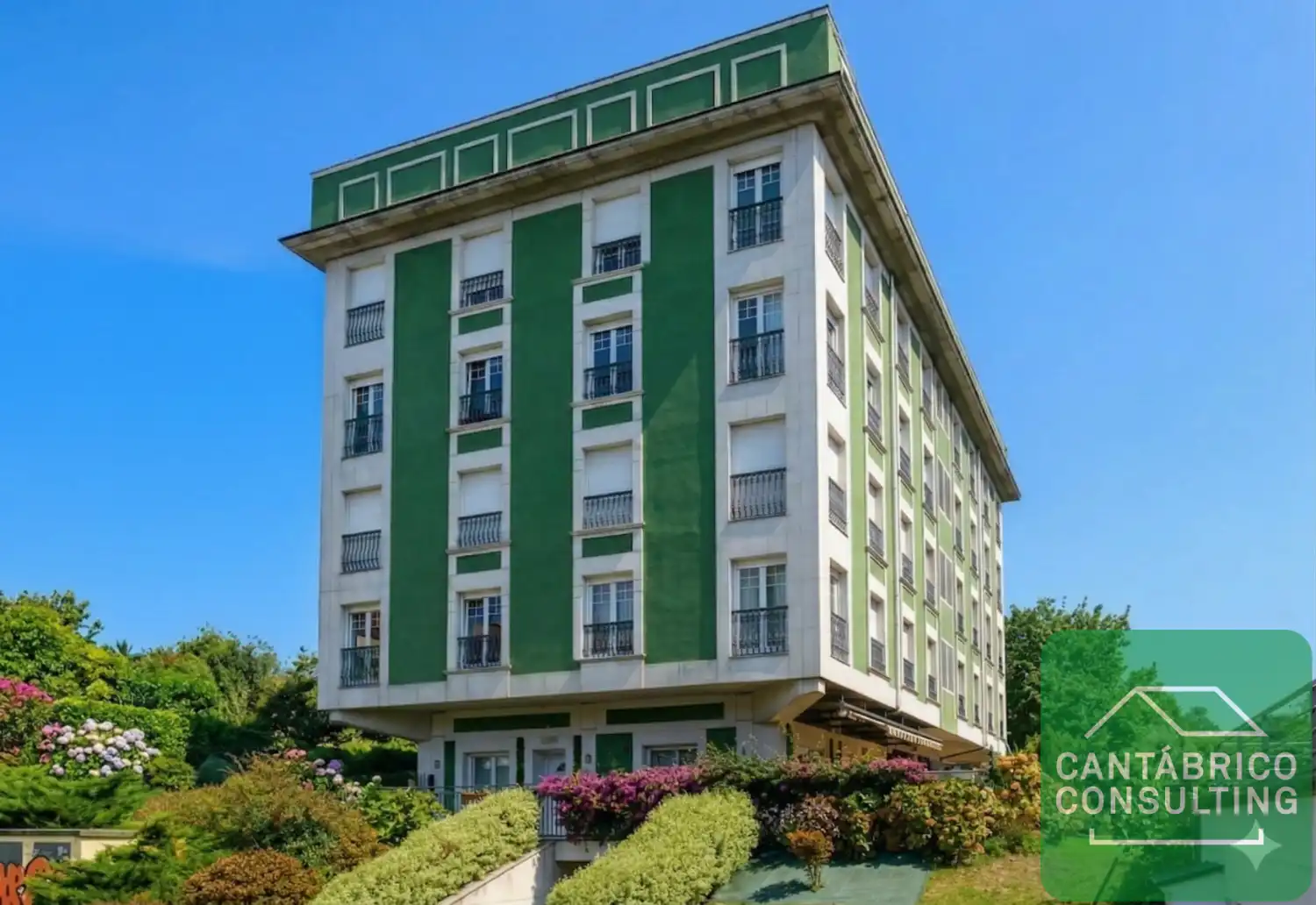 Vista exterior de Dúplex en venda en Navia amb Calefacció, Parquet i Moblat