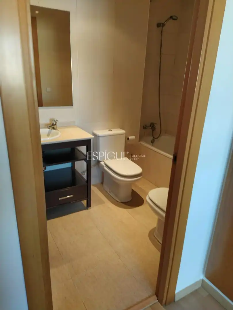 Badezimmer von Maisonette zum Verkauf in Girona mit Klimaanlage, Heizung und Parkett