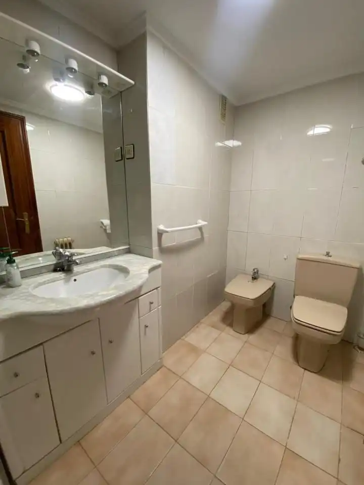 Bany de Apartament de lloguer en León Capital  amb Calefacció i Moblat