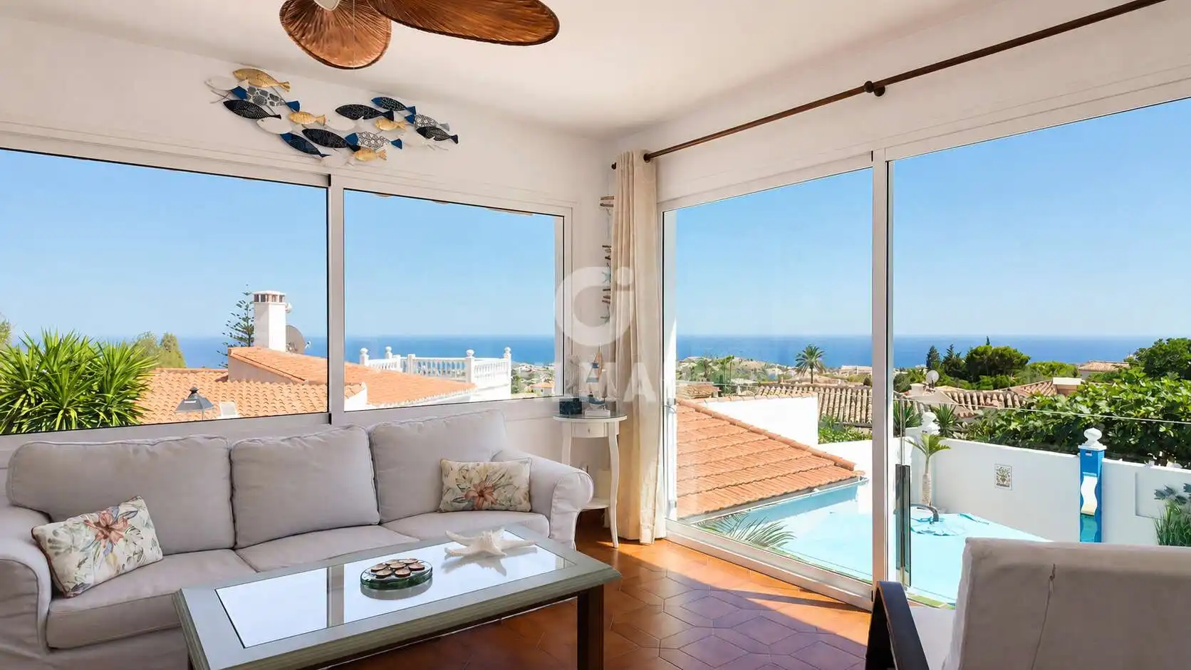 Vista exterior de Casa o xalet en venda en Benalmádena amb Calefacció, Jardí privat i Piscina