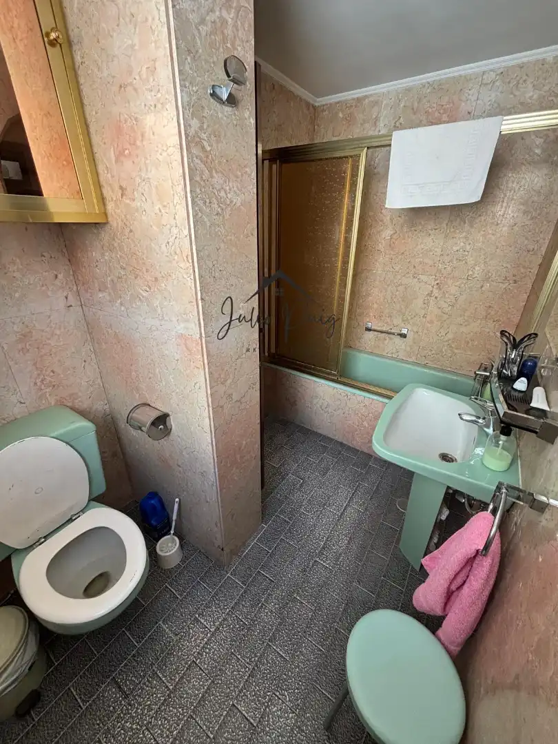 Bathroom of Flat for sale in Sevilla  with Air Conditioner, Terrace and Storage room
