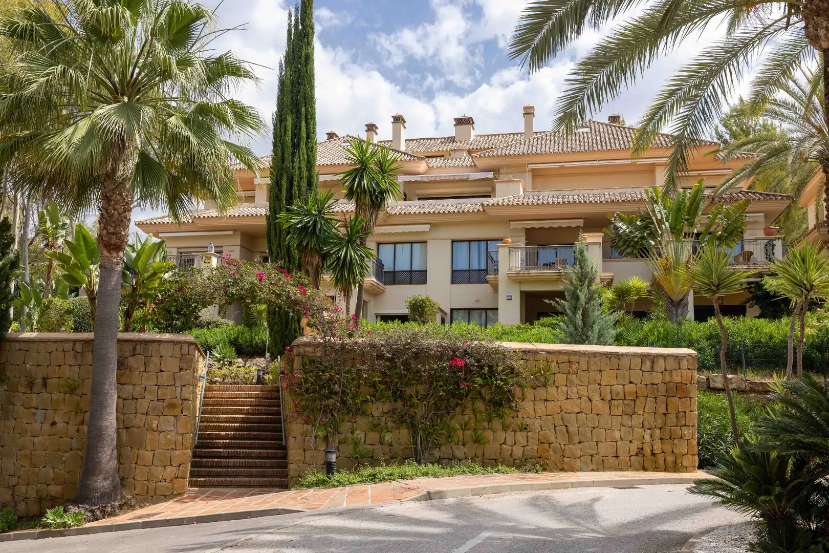 Außenansicht von Wohnung zum Verkauf in Marbella mit Klimaanlage, Heizung und Terrasse