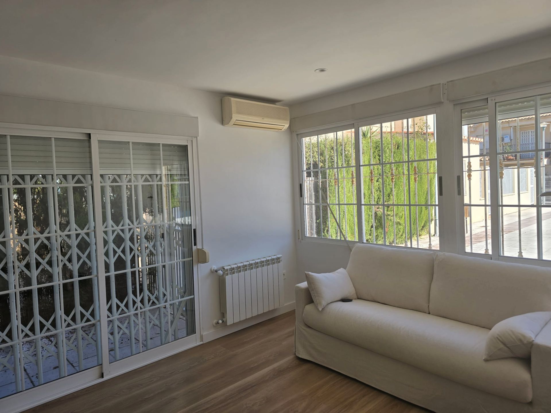Sala de estar de Casa adosada en venta en Castellón de la Plana / Castelló de la Plana con Aire acondicionado, Calefacción y Parquet