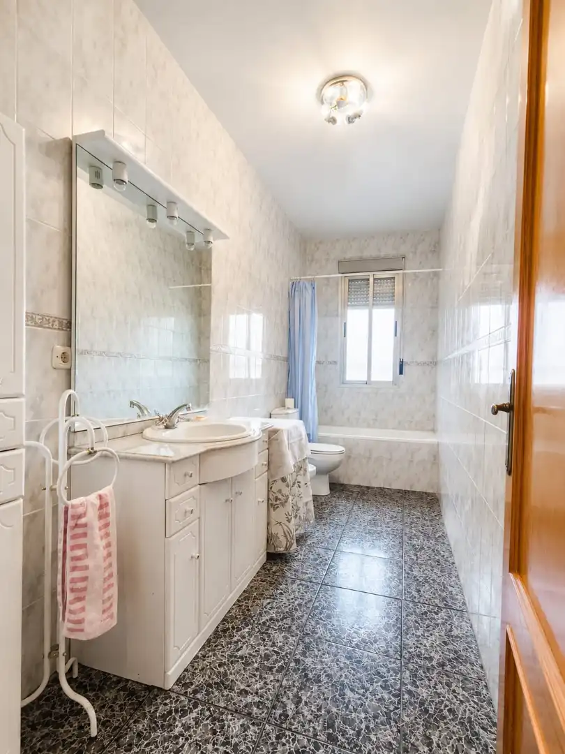 Bathroom of Houses for sale in Palomeque  with Private garden, Terrace and Storage room