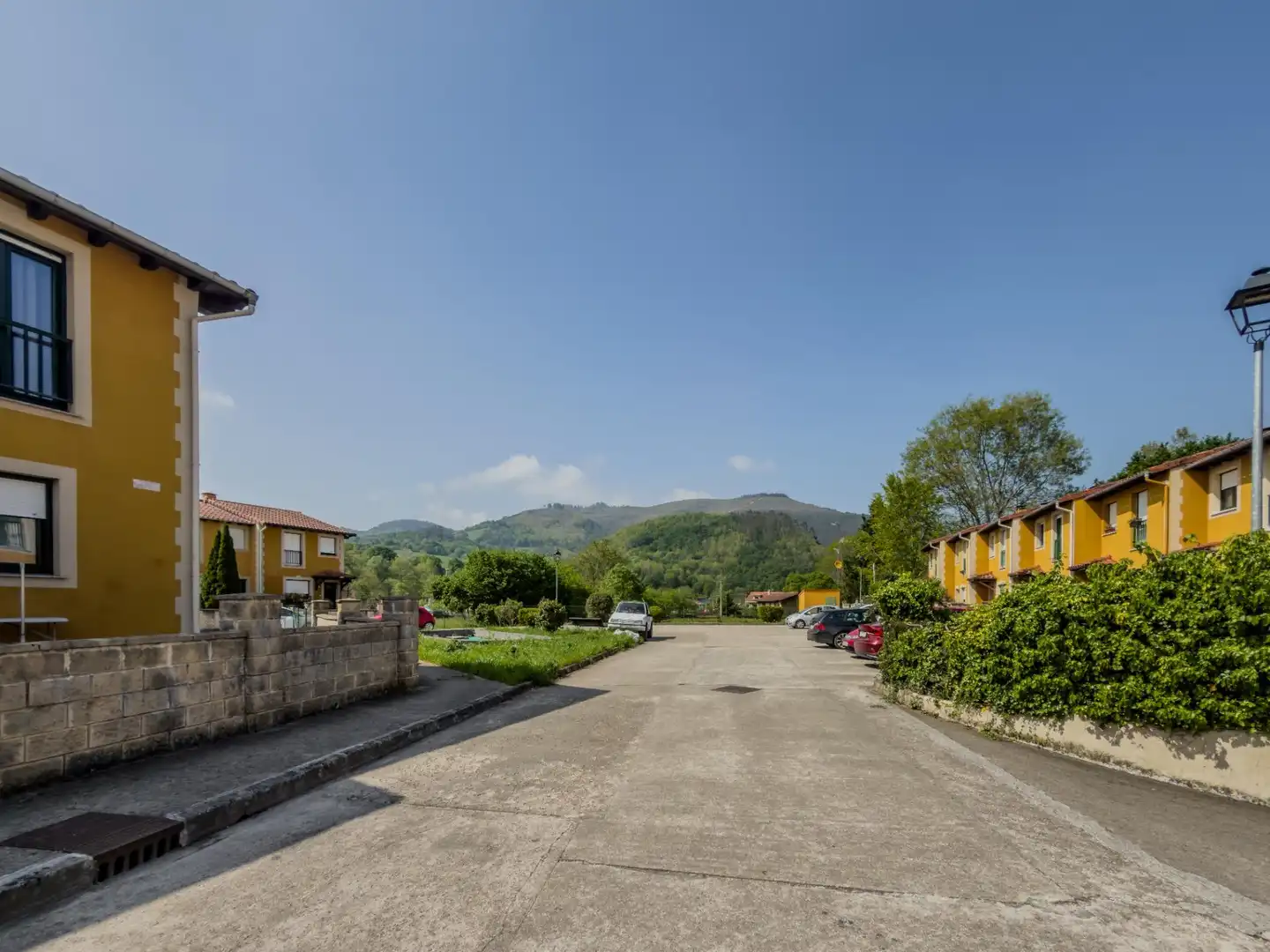 Vista exterior de Casa adosada en venda en Villafufre amb Calefacció i Jardí privat