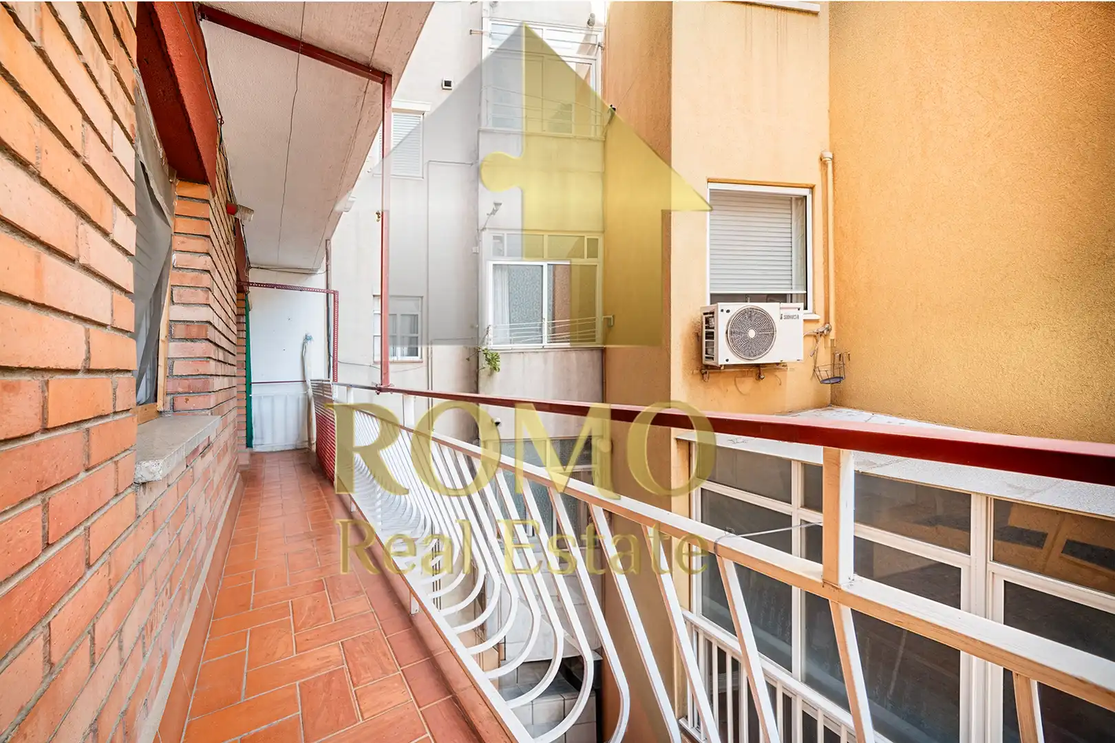 Außenansicht von Wohnung zum Verkauf in Santa Perpètua de Mogoda mit Balkon