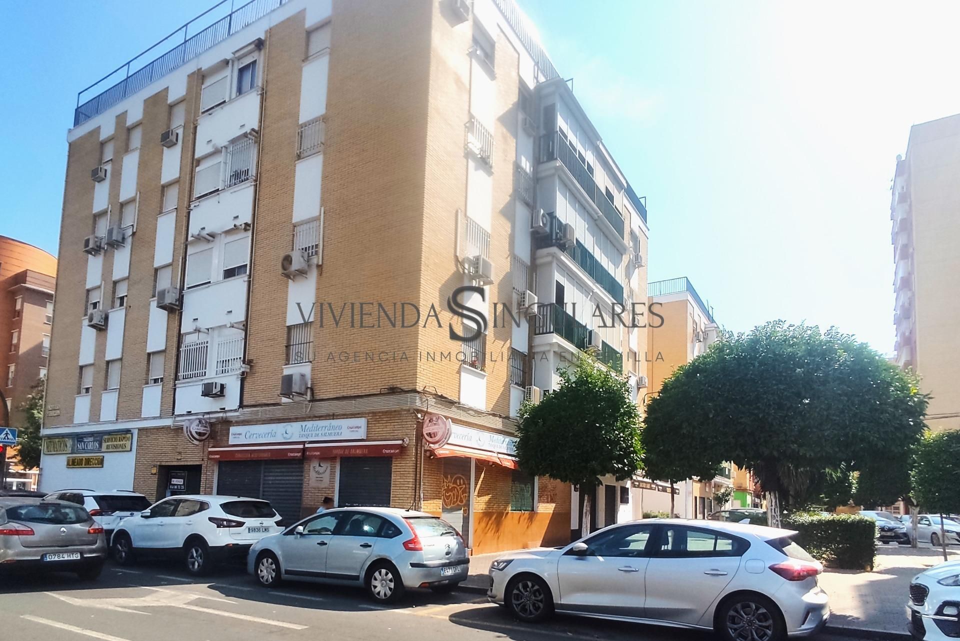 Vista exterior de Local en venda en  Sevilla Capital