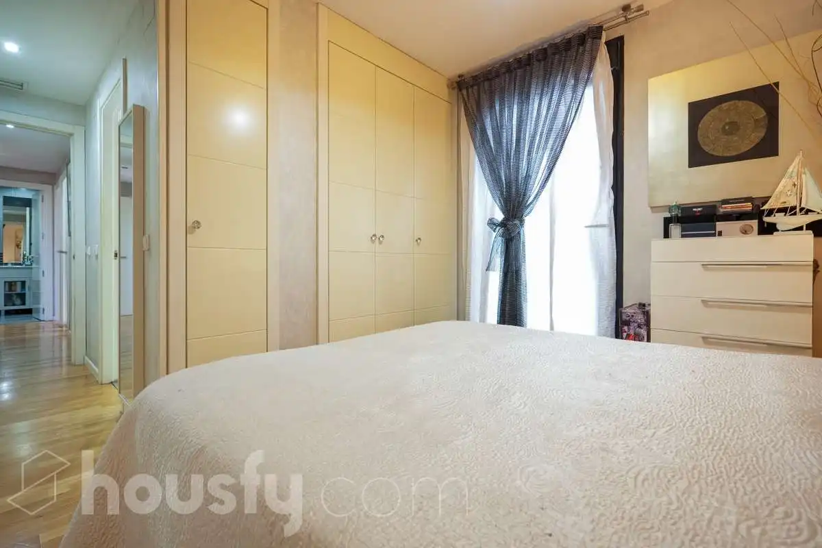 Habitación de Ático en venta en Madrid con Terraza, Trastero y Piscina comunitaria