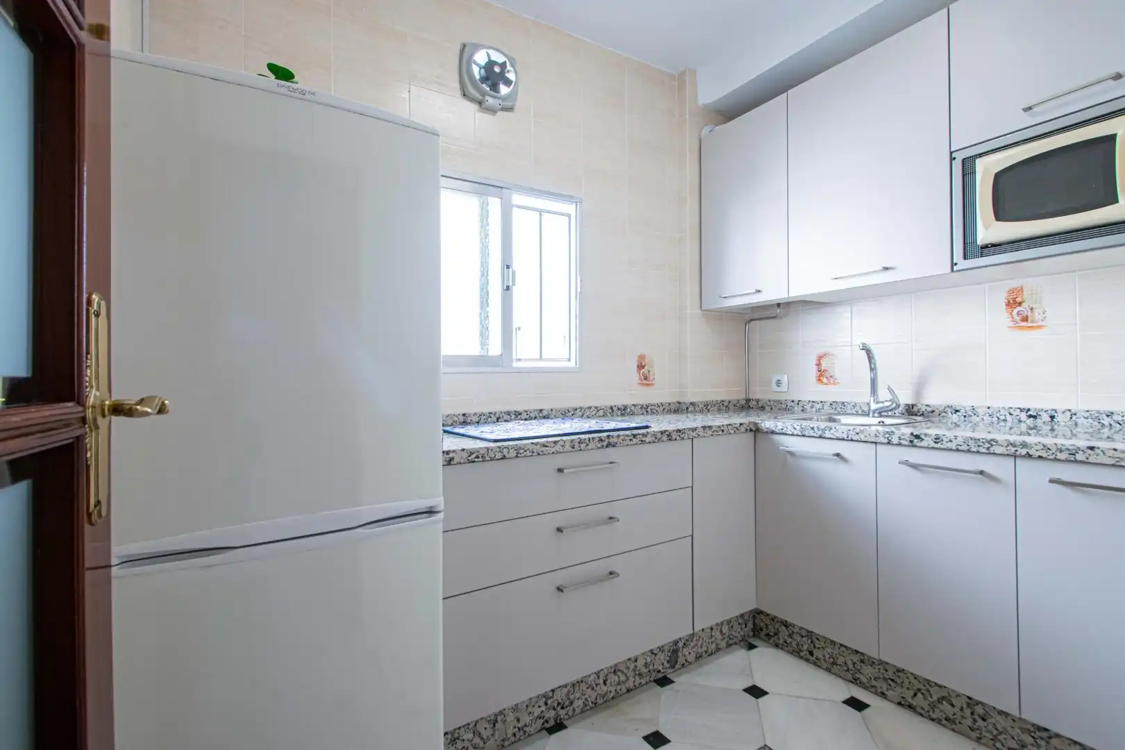 Kitchen of Flat for sale in Sevilla  with Air Conditioner, Heating and Terrace
