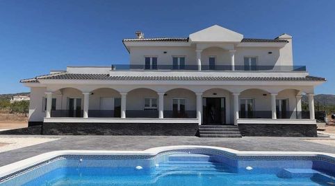 VILLA DE NUEVA CONSTRUCCIÓN DE ESTILO TRADICIONAL CON 5 DORMITORIOS EN PINOSO