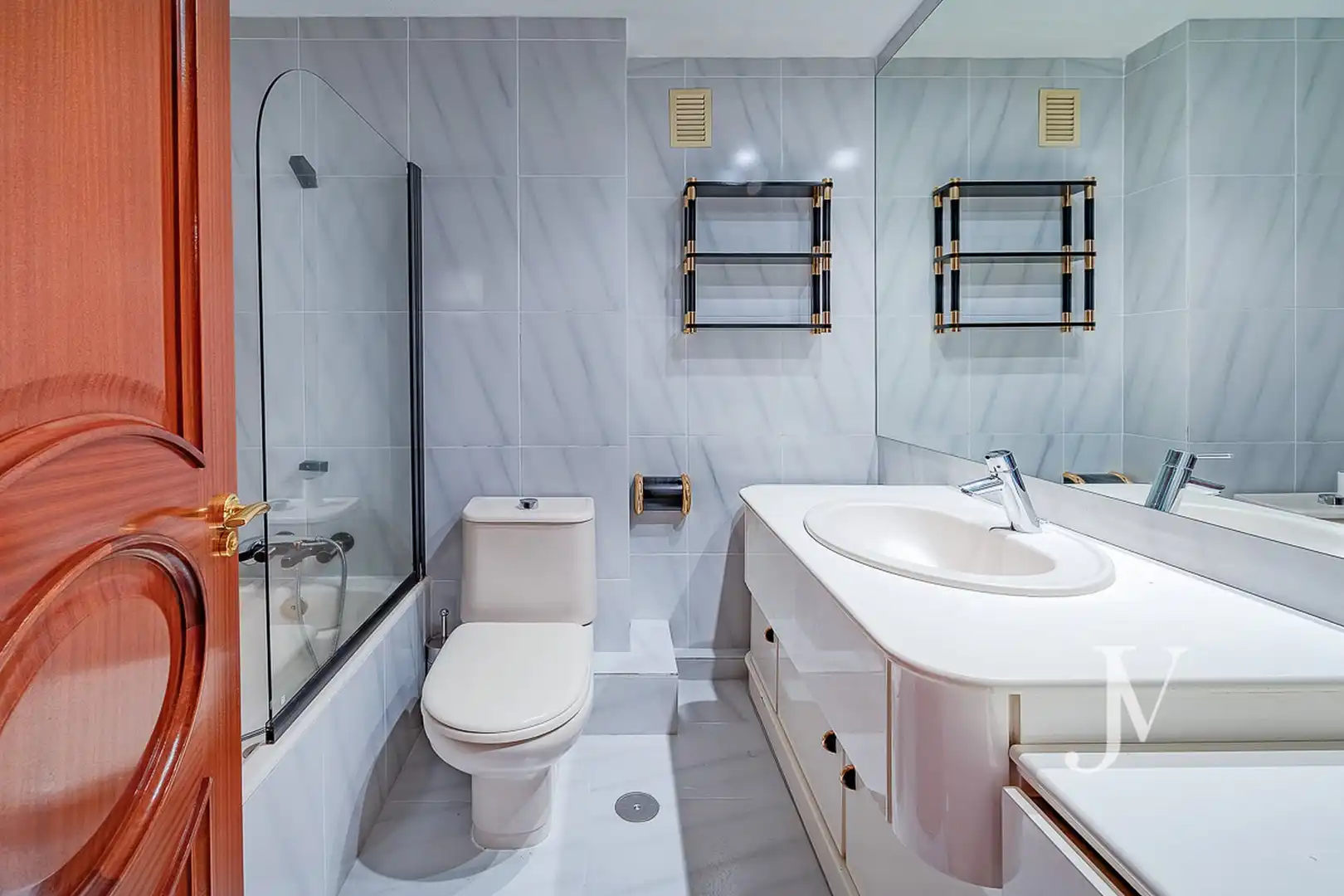Baño de Piso en venta en Madrid con Calefacción, Horno y Lavadora