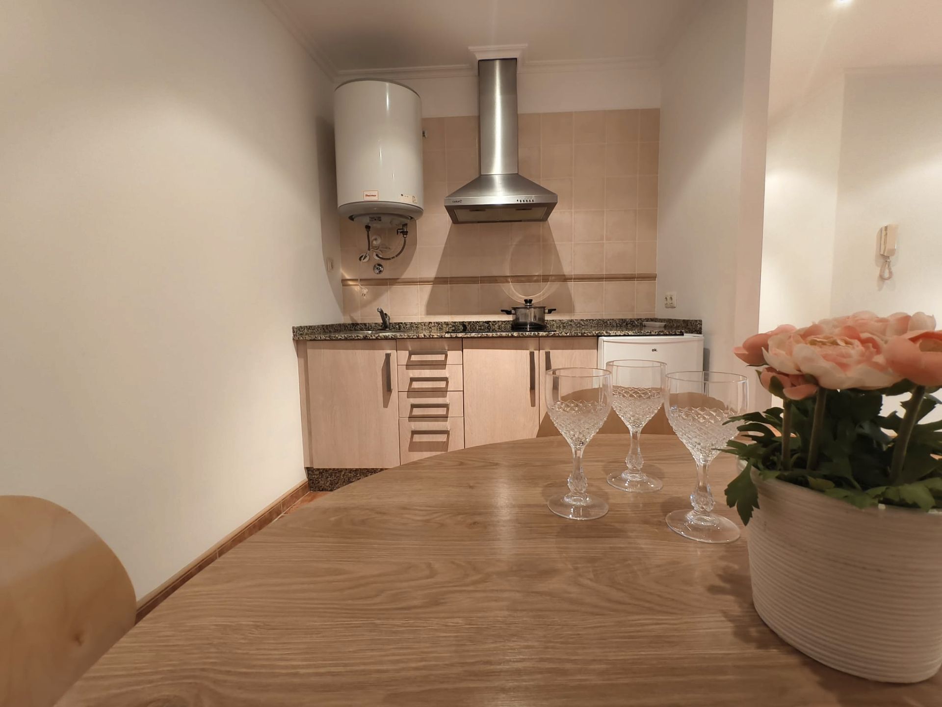 Cuina de Apartament de lloguer en Culleredo amb Calefacció, Parquet i Moblat