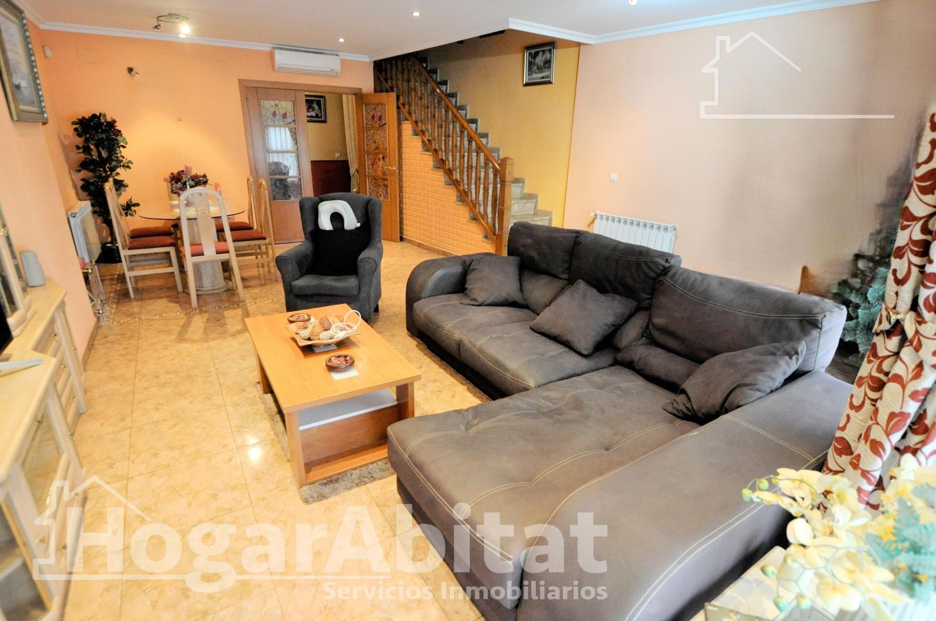 Sala de estar de Casa adosada en venta en Puçol con Aire acondicionado, Terraza y Trastero