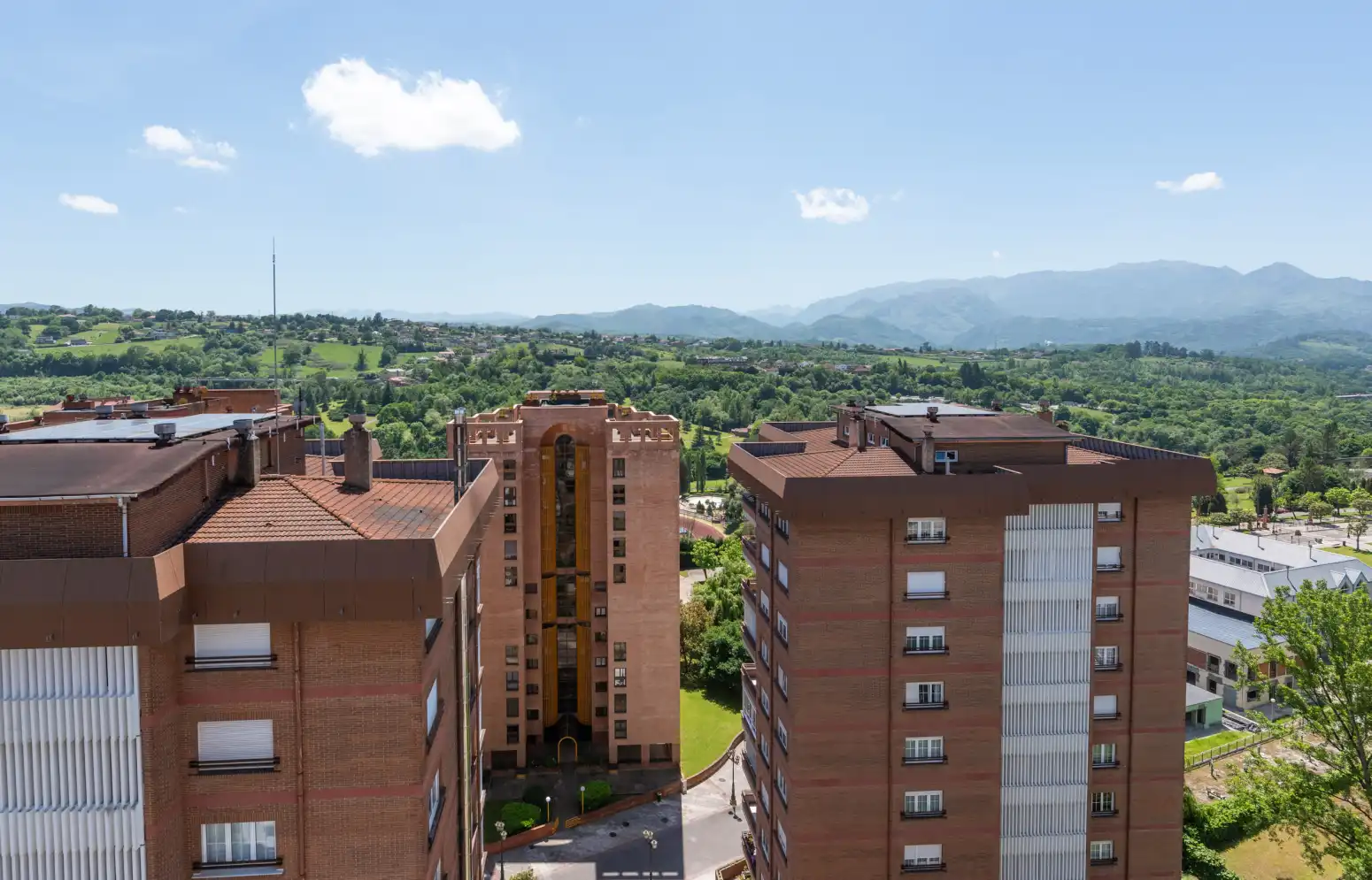 Vista exterior de Pis en venda en Oviedo  amb Calefacció, Parquet i Traster