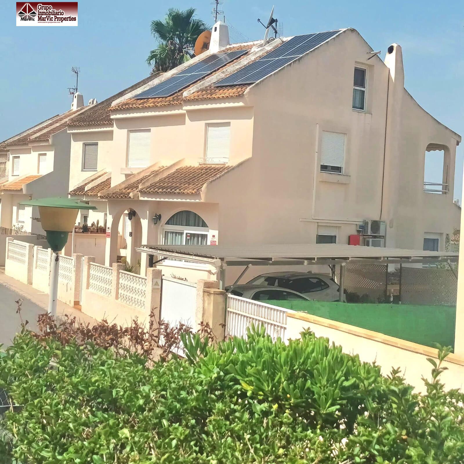 Vista exterior de Casa adosada en venda en Benidorm amb Aire condicionat, Calefacció i Jardí privat
