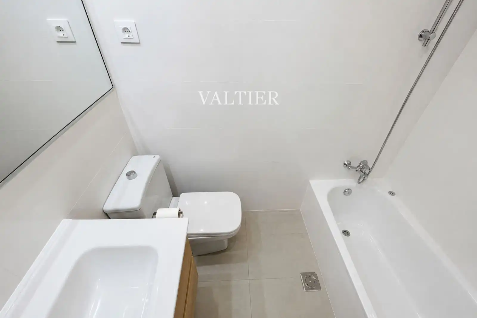 Badezimmer von Wohnung zur Miete in Madrid mit Klimaanlage und Terrasse