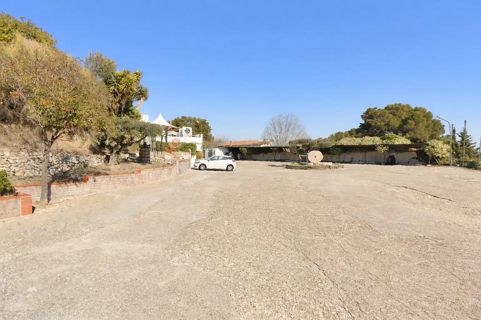 Parkplatz von Einfamilien-Reihenhaus zum Verkauf in Cerdanyola del Vallès mit Klimaanlage, Heizung und Privatgarten