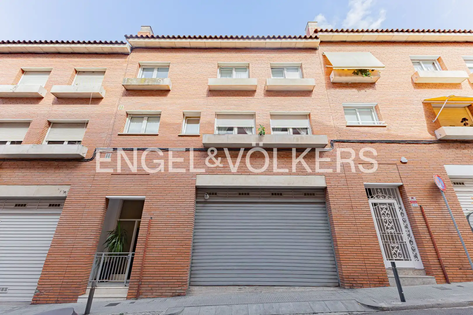 Vista exterior de Casa adosada en venda en Barcelona amb Aire condicionat, Calefacció i Parquet